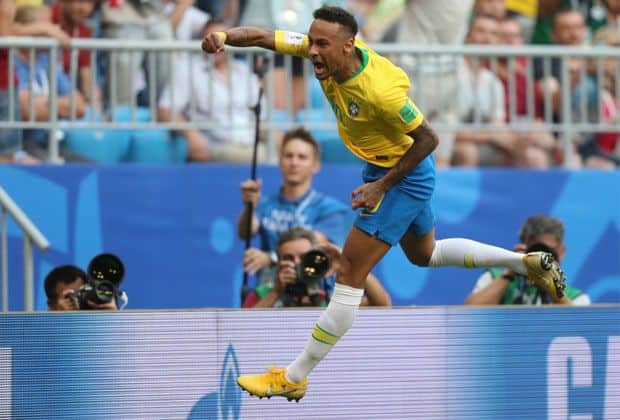 Neymar entra na brincadeira e faz o “cai cai” com crianças; veja