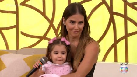 Filha e celular de Deborah Secco dão o que falar no “Encontro”