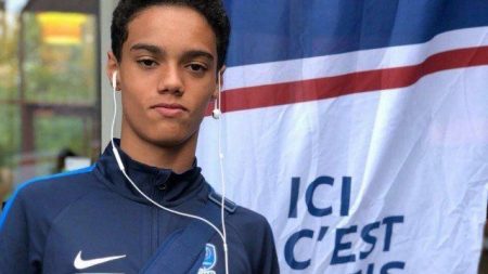 Filho de jogador famoso segue os passos do pai e desperta interesse do PSG
