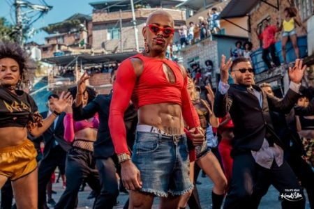 Nego do Borel lança clipe e causa com beijo de língua em dançarino; assista
