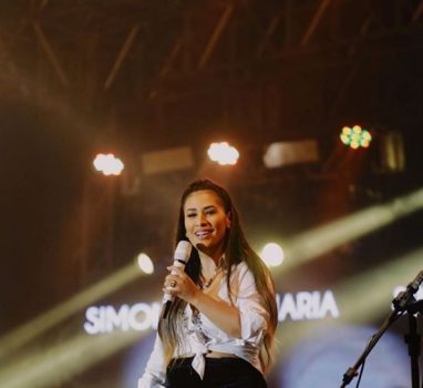 Ovacionada, Simone comemora volta de Simaria e passa mal em show