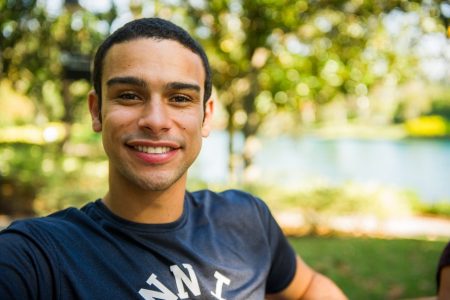 Sergio Malheiros confere clássicos do cinema na preparação para “Verão 90 Graus”
