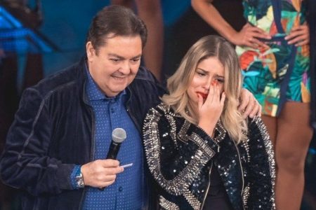 Marília Mendonça puxa a orelha de Faustão e chora ao falar sobre traição do ex-padrasto