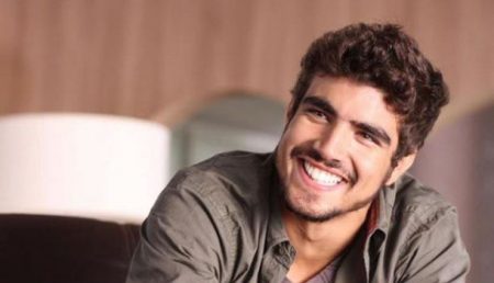 Caio Castro posa com namorada e acaba com boatos sobre término