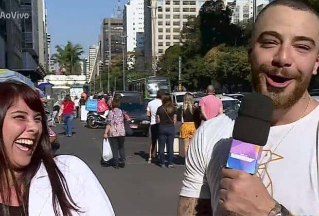 Felipe Titto fica sem graça ao levar cantada em matéria no "Vídeo Show"