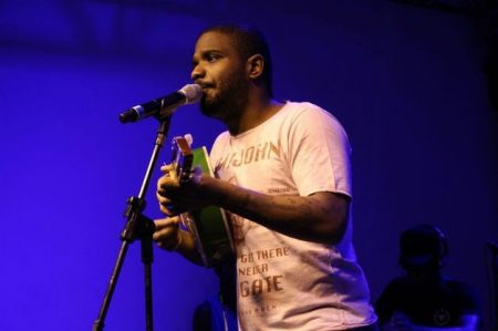 Filho de Arlindo Cruz mostra barriga sarada e impressiona seguidores