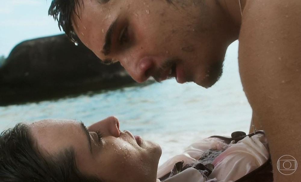 “O Tempo Não Para”: Marocas e Samuca se beijam e começam a namorar