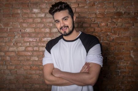 Luan Santana posa sem roupa com a namorada e dá o que falar