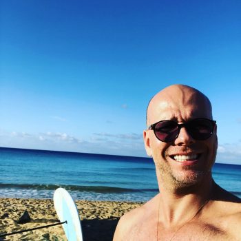 Separado, Fernando Scherer dá voadora em seguidora após acusação