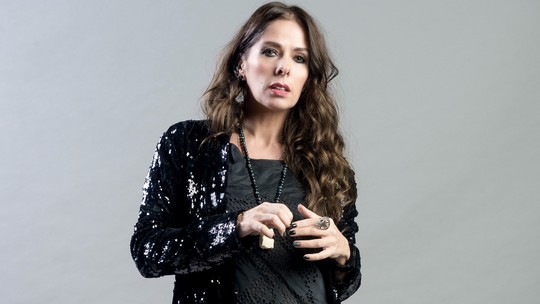 Adriane Galisteu comemora estreia na Globo em “O Tempo Não Para”