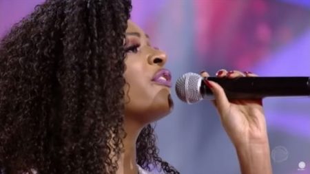 Jamily, do Raul Gil, se apresenta no “Canta Comigo” e é desclassificada
