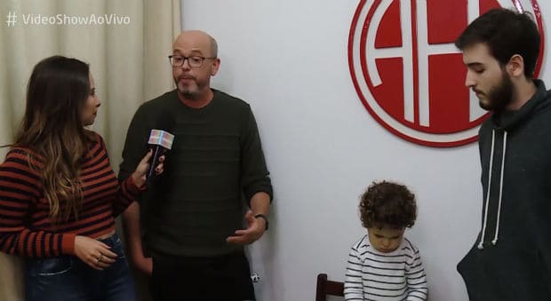 Alex Escobar recebe homenagem dos filhos no “Vídeo Show”