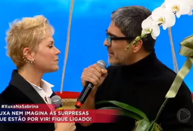 Junno Andrade se declara e recita poesia para Xuxa na TV