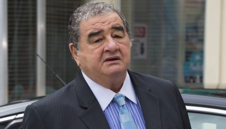 Otávio Augusto “revive” Chacrinha em filme sobre Hebe Camargo