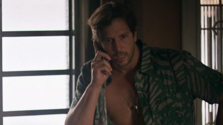 “Segundo Sol”: Remy tenta atirar Karola pela janela