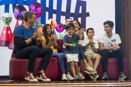 Marcio Garcia entrega filhos e se emociona com surpresa de amigos