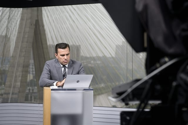 Repórter “peca” em termo e é questionada por Rodrigo Bocardi no “Bom Dia São Paulo”