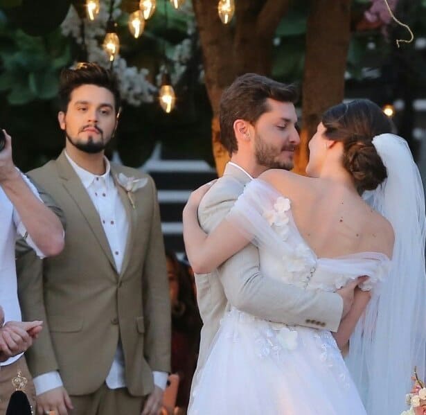 Luan Santana vira meme no casamento de Camila Queiroz; veja