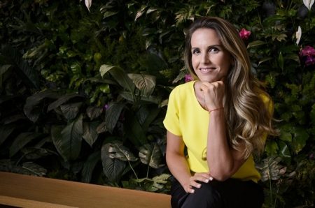 Mariana Ferrão ministra curso de yoga para funcionários da Globo
