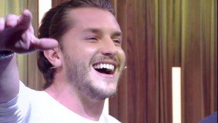 Camila Queiroz surpreende Klebber Toledo ao cantar na TV
