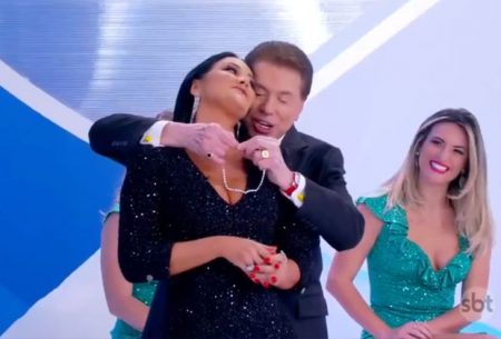 Silvio Santos presenteia Helen Ganzarolli e irrita Patrícia Abravanel