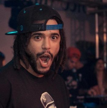 DJ consegue medida protetiva contra cantor da banda Cone Crew