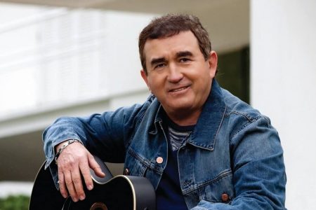 Amado Batista se assusta com assédio de fãs e toma atitude inesperada