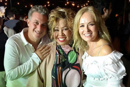 Luciano Huck celebra aniversário com luau e show de Alcione
