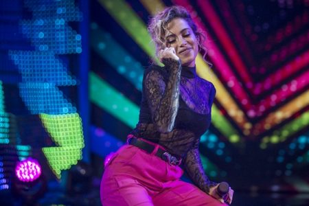 Anitta interrompe show e dá bronca ao ver briga; confira