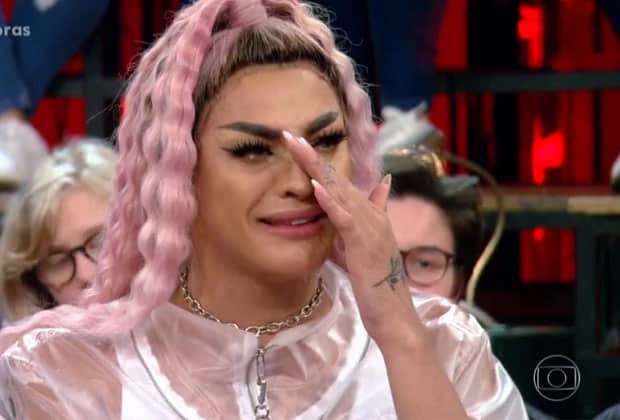 Pabllo Vittar chora muito no "Altas Horas" ao lembrar de bullying na adolescência