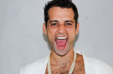 Ex-ator mirim da Globo sensualiza em fotos no teatro; veja