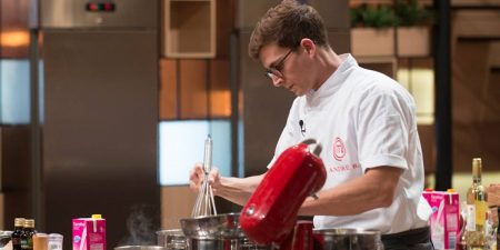 Primeiro eliminado diz que “MasterChef Profissionais” está mais difícil: “Tudo complicado”