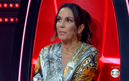 Ivete Sangalo usa celular no “The Voice” e tomba a internet