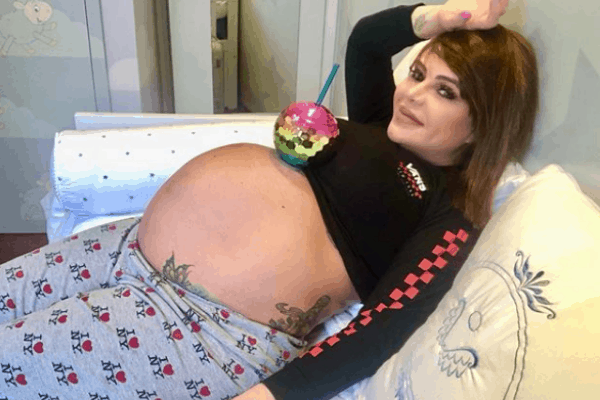 Valentina Francavilla brinca com filho que ainda não nasceu: “Ordem de despejo”