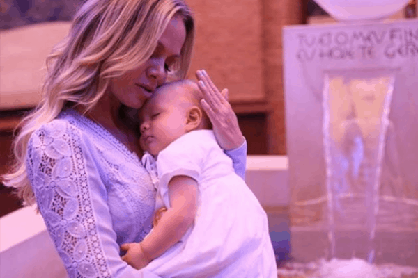 Eliana abraça Manuela durante o batizado da pequena, no Santuário Nacional, em Aparecida (Imagem: Reprodução / Instagram)