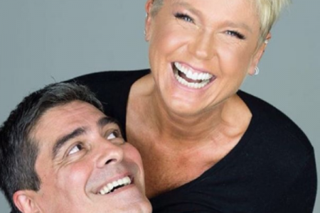 Xuxa Meneghel tenta convencer Junno Andrade a se depilar