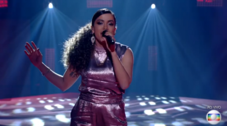 Anitta canta música romântica no “The Voice” e fãs veem indireta para ex-marido