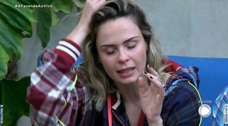 “A Fazenda 10”: Ana Paula chora ao vivo após brincadeira “sem graça” de Mion