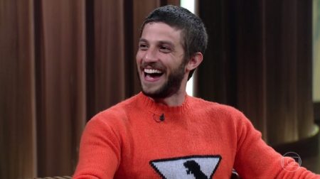 Chay Suede revela verdadeiro nome e fala sobre lado feminino