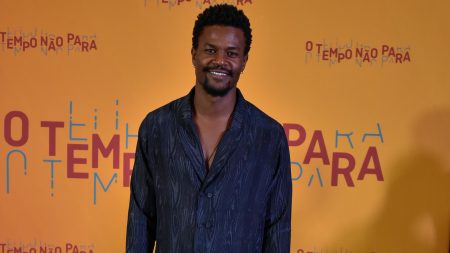 Ator publica foto nu, avó reclama e ele apaga; veja a imagem