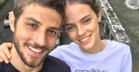 Chay Suede aparece em foto de Laura Neiva