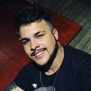 Cantor sertanejo esfaqueia homem que assediou sua esposa