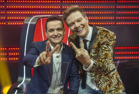 Detalhe na final do “The Voice” faz web suspeitar de armação