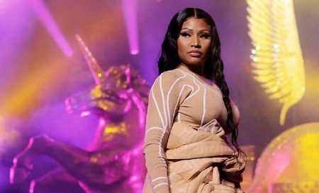 Nicki Minaj toca “Vai Malandra” em show e é ovacionada