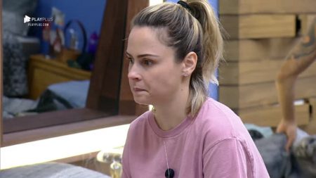 A Fazenda 10: Ana Paula discute com Sandro na cozinha
