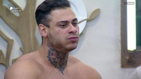 “A Fazenda 10”: Léo Stronda conversa com peões sobre a prova de fogo
