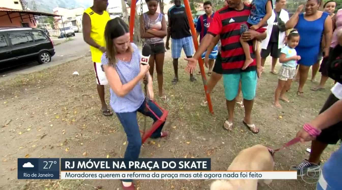 Repórter da Globo cai de balanço e mostra descaso da prefeitura do Rio