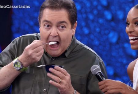 Faustão causa ao falar de política, reclama de fome e devora iogurte ao vivo