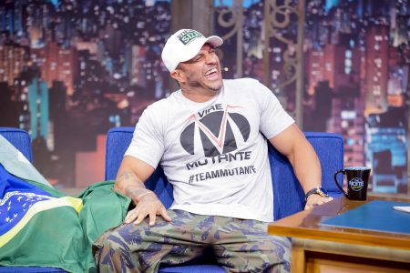 Kleber Bambam revela que faz sexo três vezes por semana e diz que recebe nudes de homens