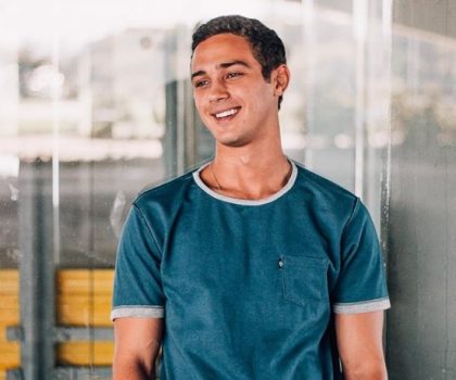 Ator de “Malhação” aparece só de toalha em academia e empolga web